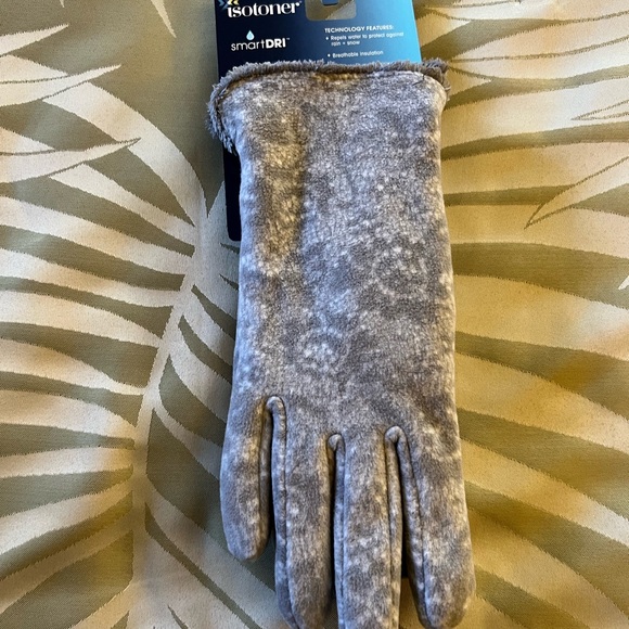 Isotoner Women's Fuzzy Gray Gloves - ONE SIZE FITS ALL - NEW-NEVER WORN - Picture 2 of 6